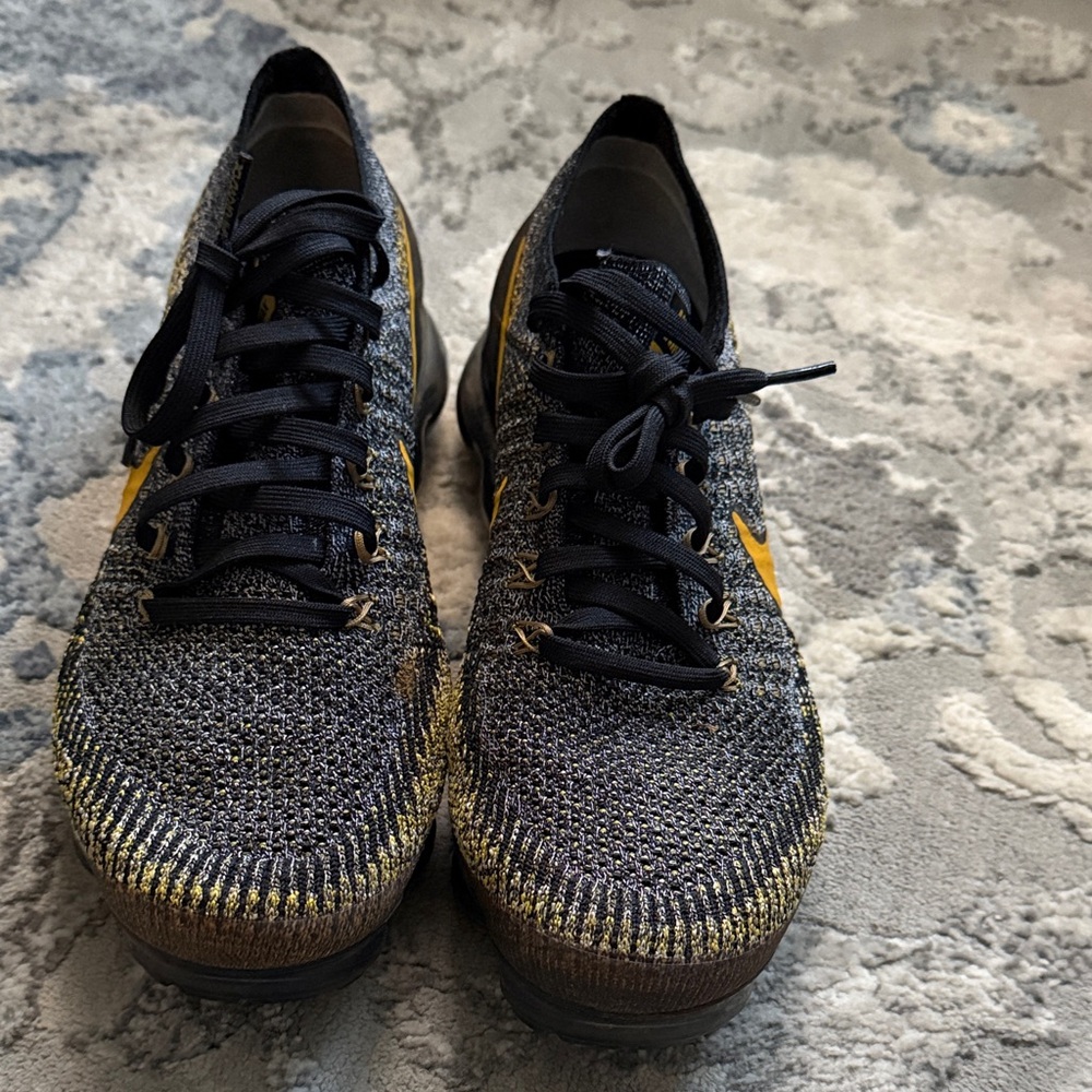 Nike Men's Black and Gold Athletic Shoes